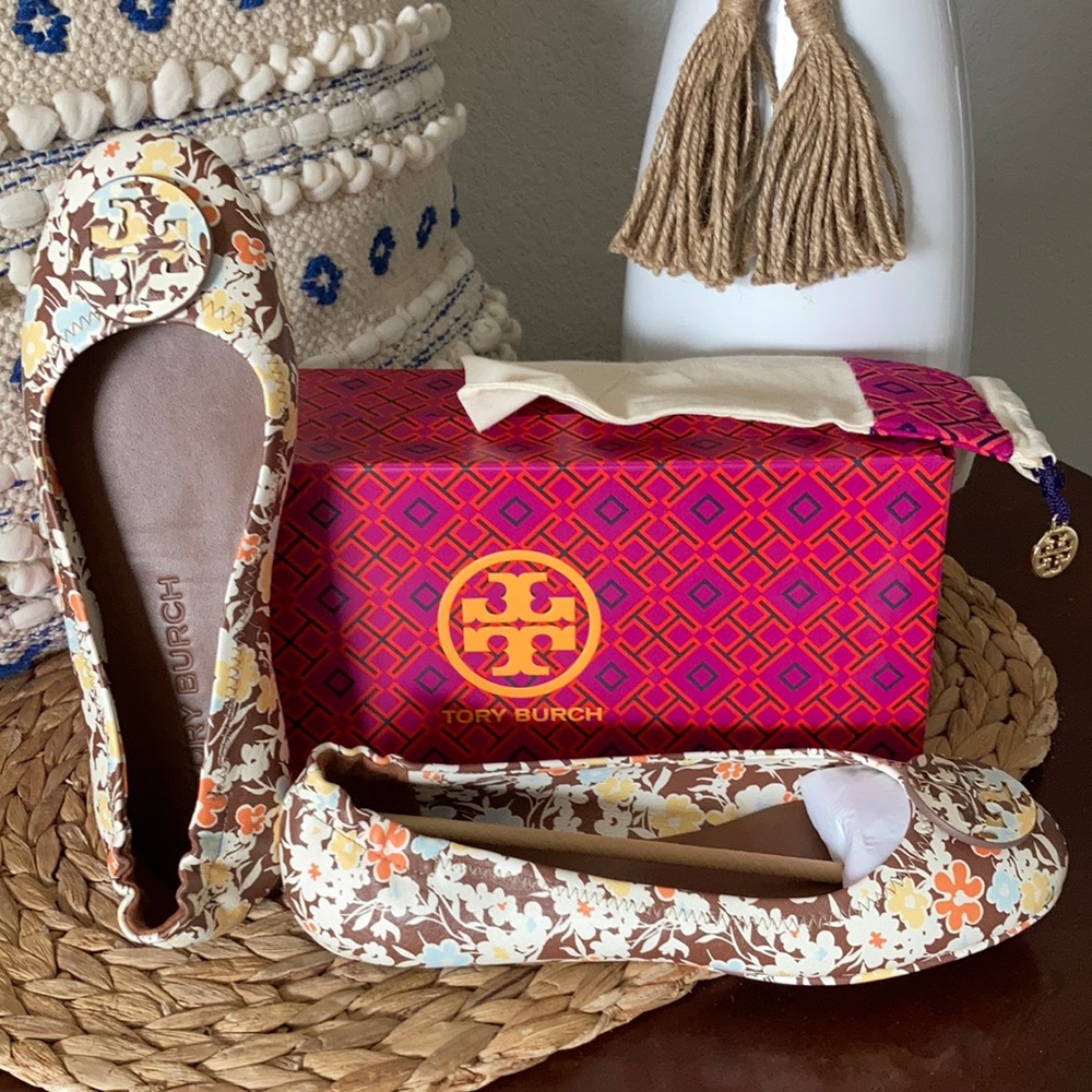 NIB Tory Burch Minnie travel ballet flat with leather logo. Reverie combo color.